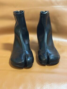 Cuctos Tabi Shoes Size 8M Split Toe 1.25” Heel New